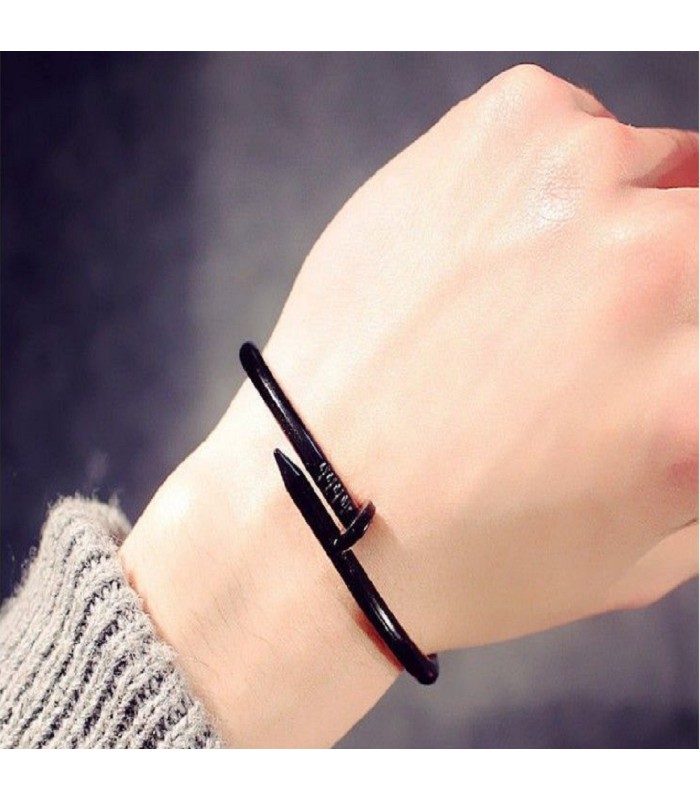 Spikarmband tufft till vardag som till fest.